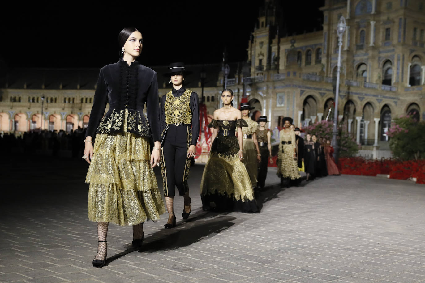 Dior presenta en la Plaza de España de Sevilla su colección «The Cruise 2023», diseñada por Maria Grazia Chiuri, que está trabajando con artistas y artesanos sevillanos y andaluces. 