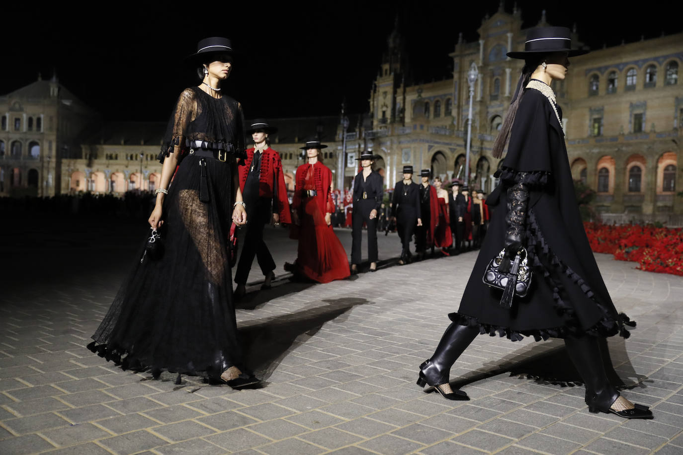 Dior presenta en la Plaza de España de Sevilla su colección «The Cruise 2023», diseñada por Maria Grazia Chiuri, que está trabajando con artistas y artesanos sevillanos y andaluces. 