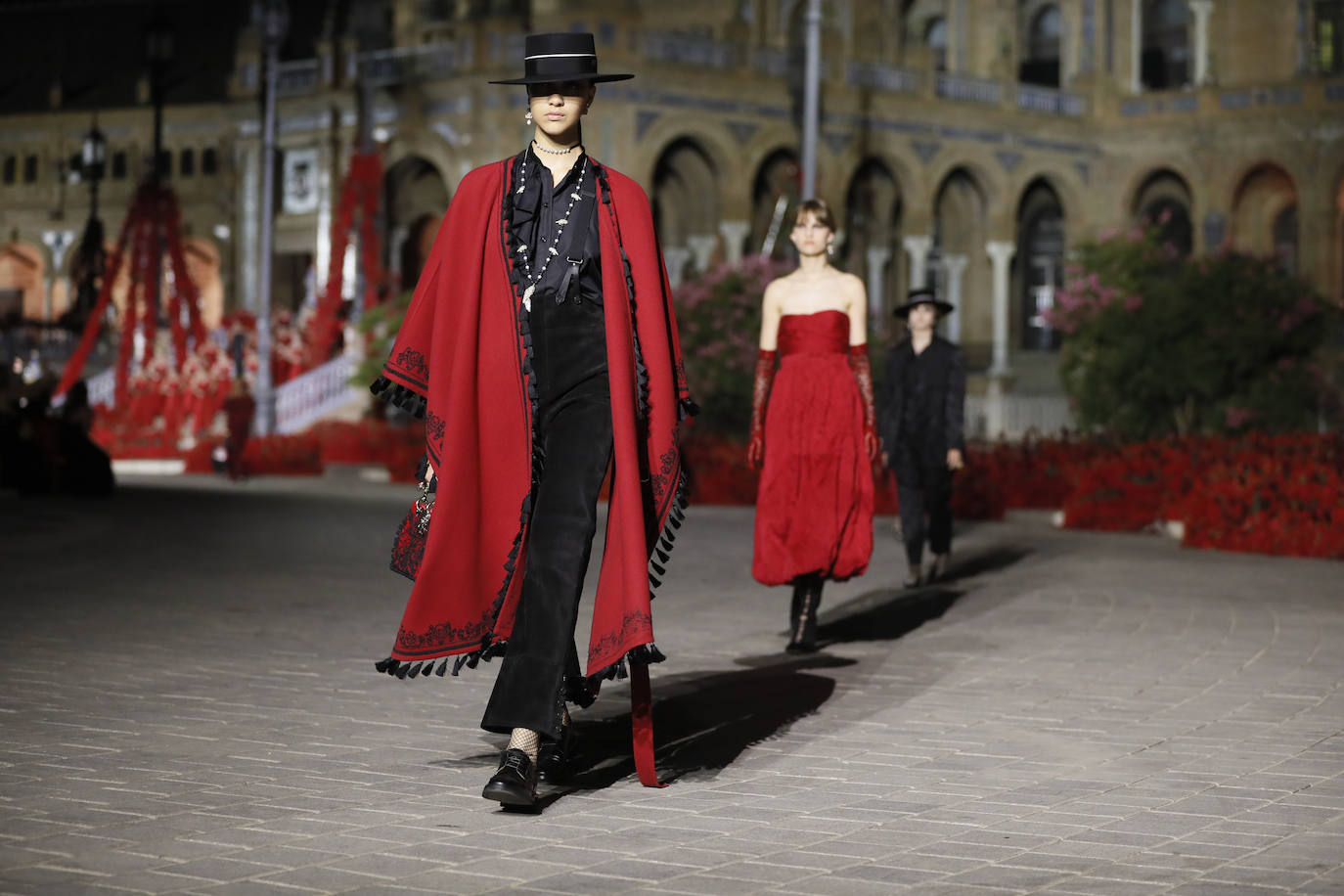 Dior presenta en la Plaza de España de Sevilla su colección «The Cruise 2023», diseñada por Maria Grazia Chiuri, que está trabajando con artistas y artesanos sevillanos y andaluces. 