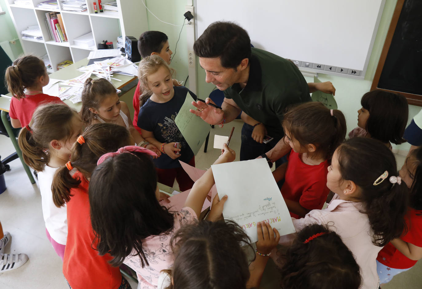 Fotos: Marcelino García Toral responde a los estudiantes del Colegio Público Clarín de Gijón