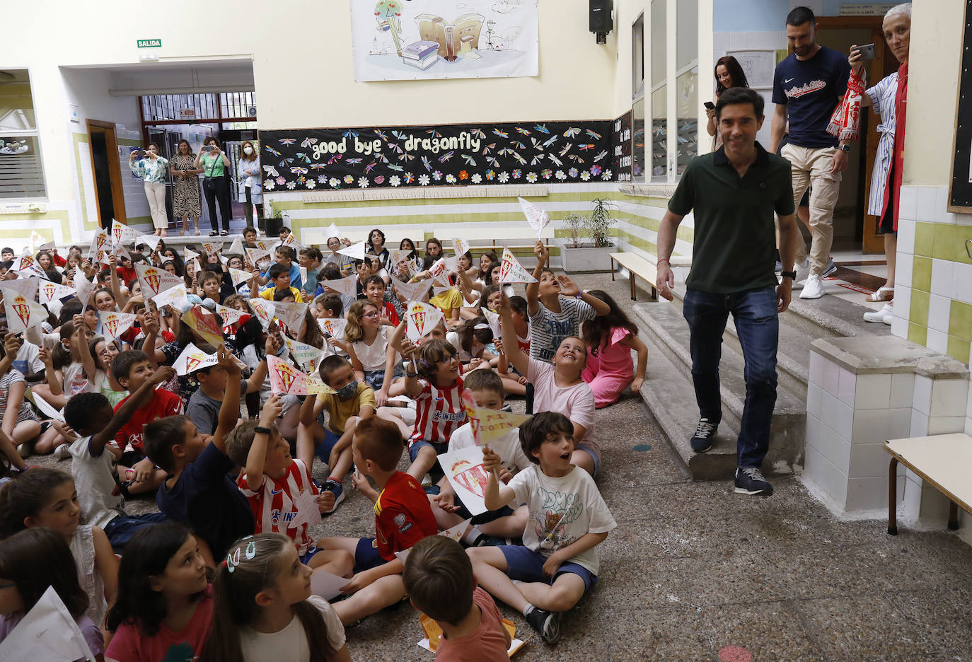 Fotos: Marcelino García Toral responde a los estudiantes del Colegio Público Clarín de Gijón