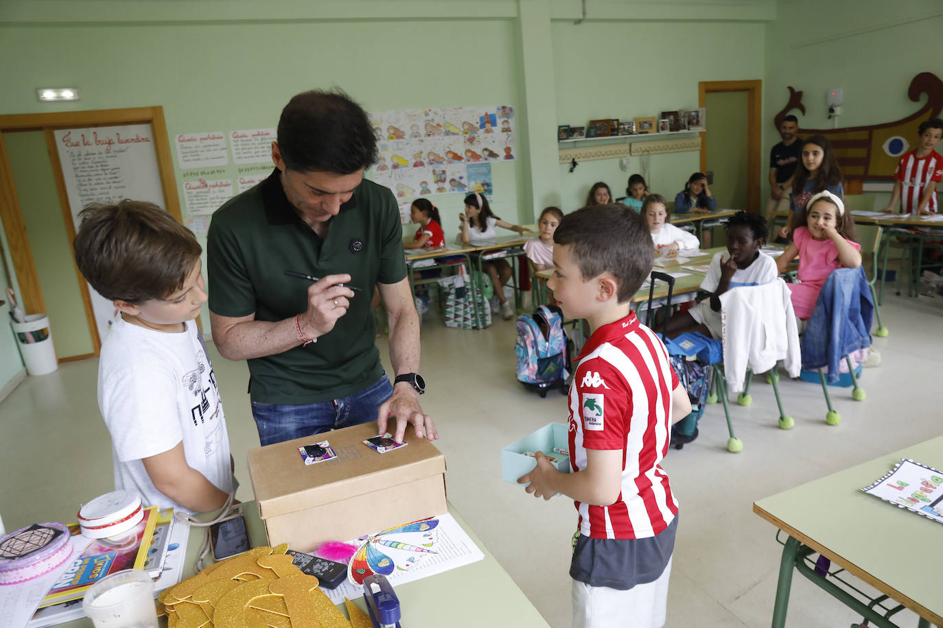 Fotos: Marcelino García Toral responde a los estudiantes del Colegio Público Clarín de Gijón