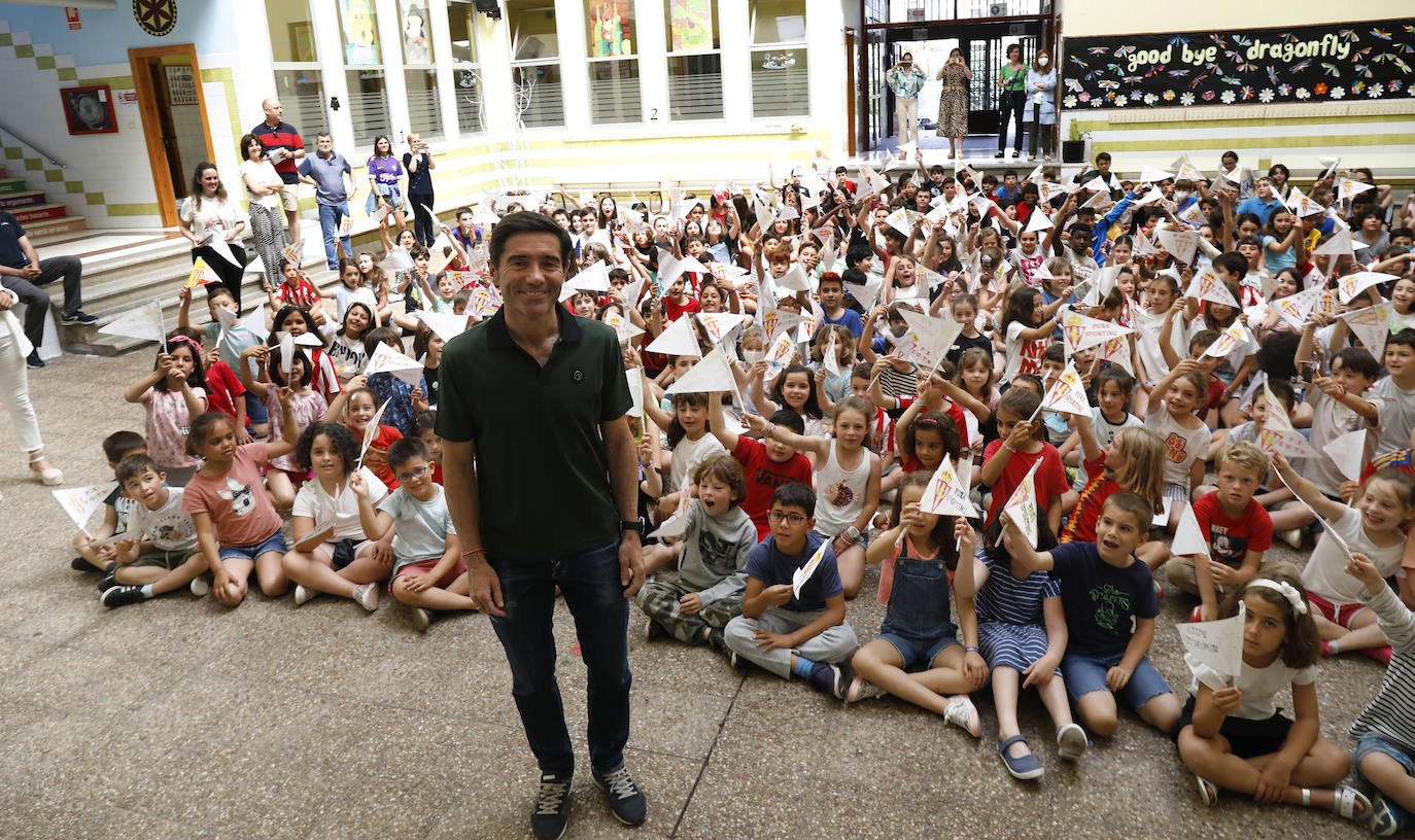 Fotos: Marcelino García Toral responde a los estudiantes del Colegio Público Clarín de Gijón