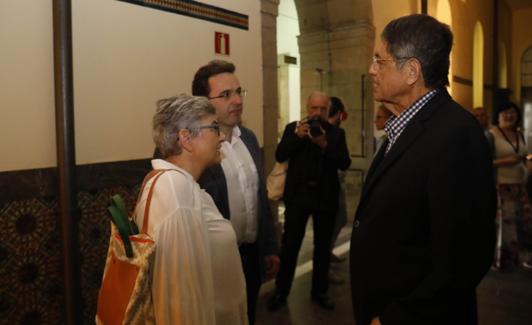 Ana González y Manuel Vallina charlan con Sergio Ramírez. 