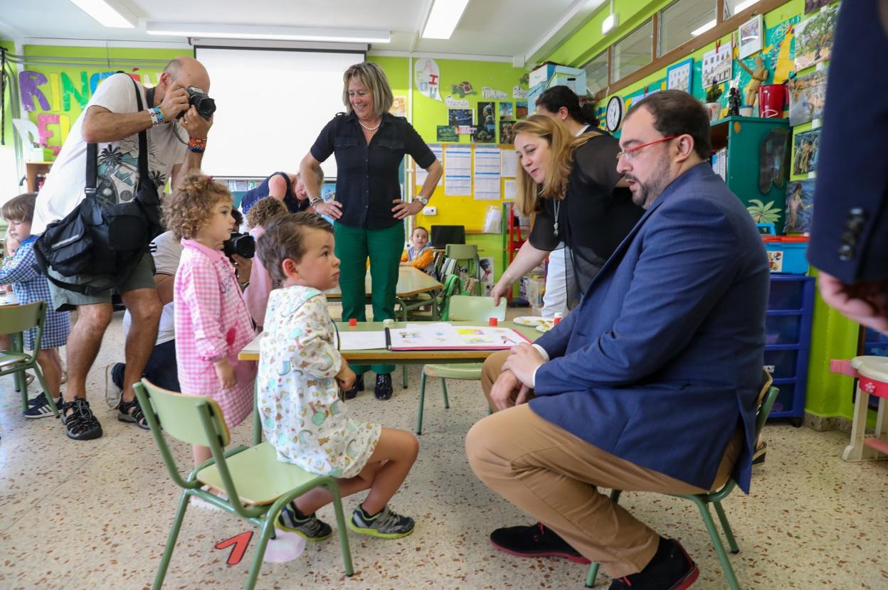 Lydia Espina y Adrián Barbón durante su visita a una de las clases del colegio Salvador Vega Berros de Sariego ayer por la mañana. 