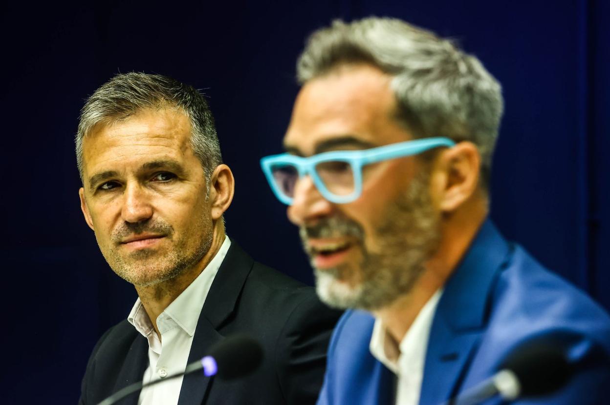 Tito Blanco observa a Bolo durante la rueda de prensa. 