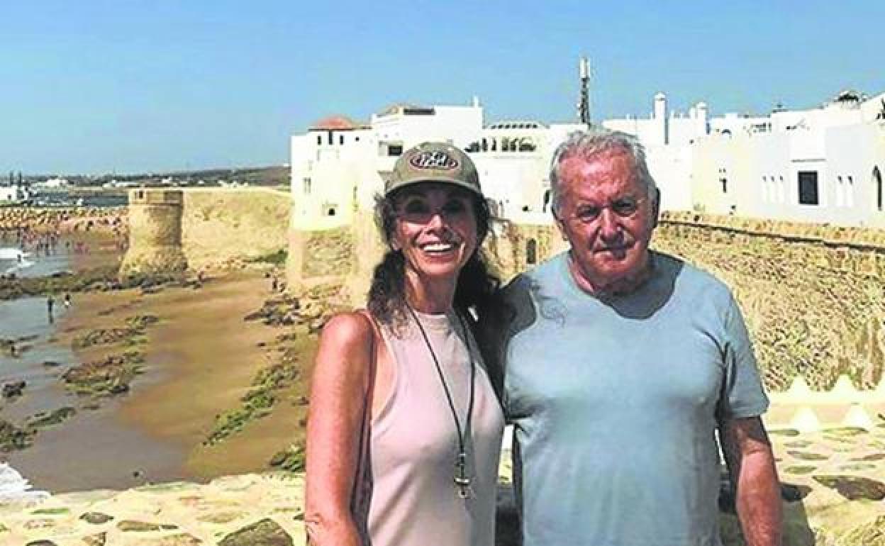 Ana Belén y Víctor Manuel celebran en Marruecos sus 50 años de casados. A la izquierda, imagen del rodaje de 'Morbo', la película de Gonzalo Suárez en la que se conocieron, utilizada por las revistas para ilustrar la noticia de su boda.