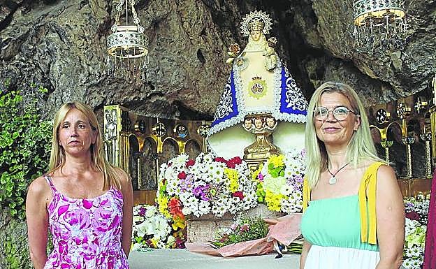 Cristina Llorca y Montserrat Franco, creadoras del manto.