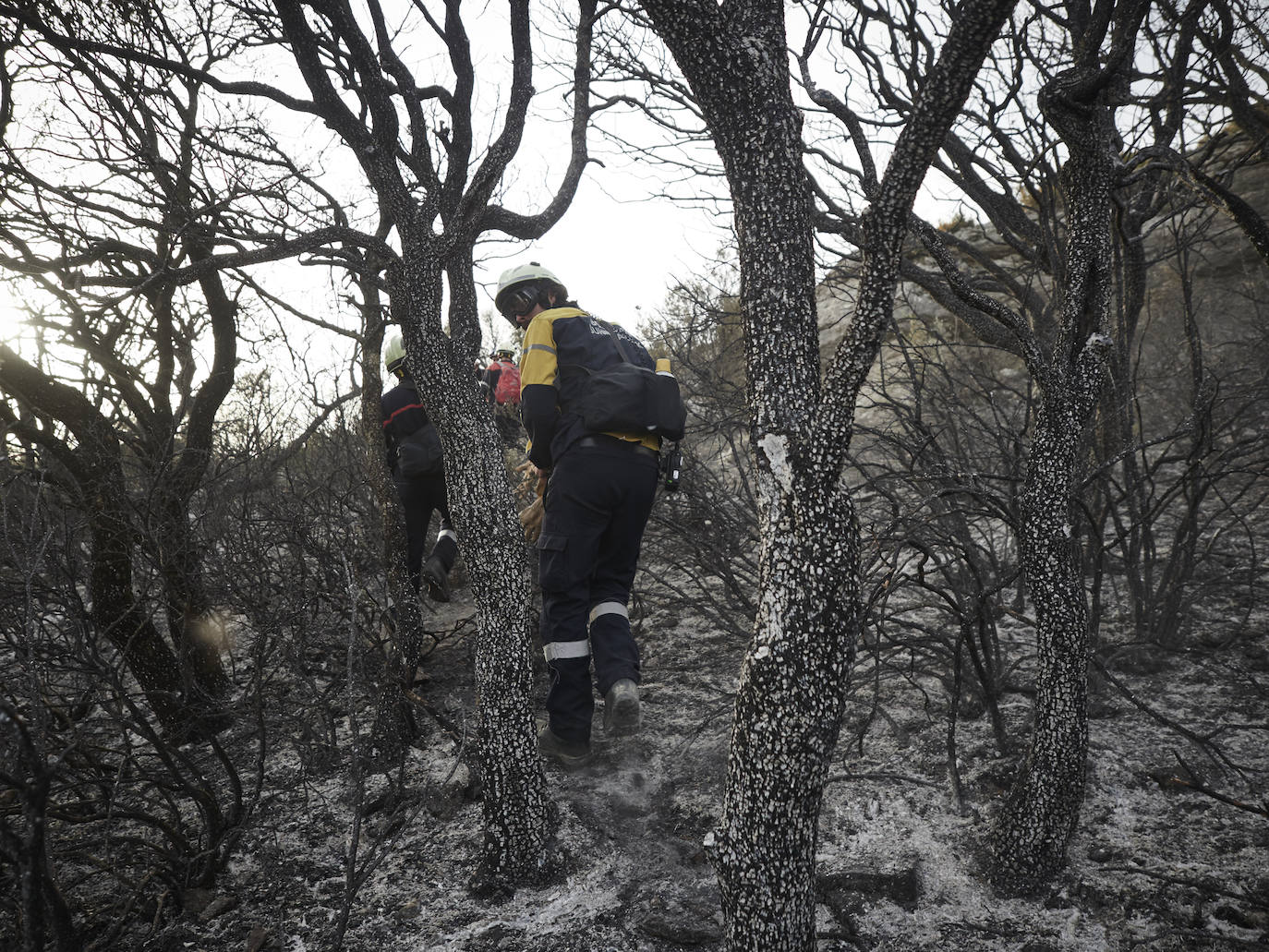 Un bombero de 48 años, perteneciente a la Brigada Helitransportada de Miluze, resultó herido, con fractura de tibia y peroné, al descender del helicóptero mientras participaba en la extinción del fuego