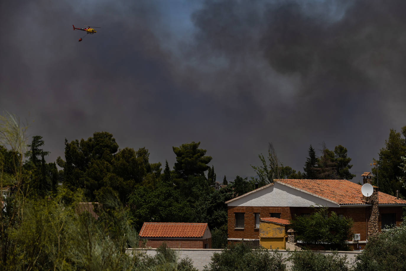 Veinte personas y cinco medios trabajan en apagar el fuego de Zurraquín en Toledo y se retiran medios aéreos