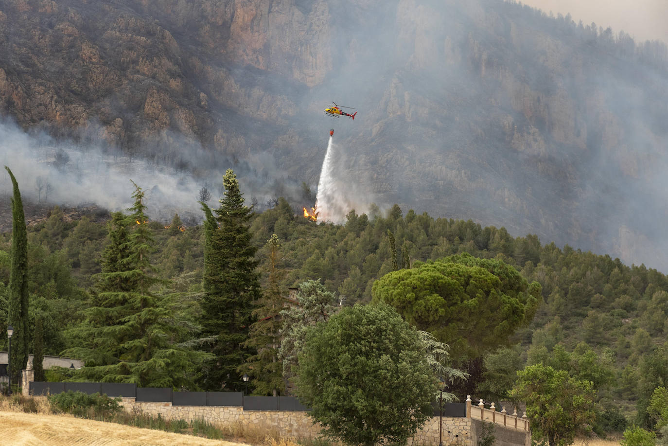 Ahora lo que preocupa en Artesa de Segre es una entrada de viento del sur prevista entre las 12 y las 13 horas, y que cambiaría el comportamiento del fuego, activo desde el miércoles