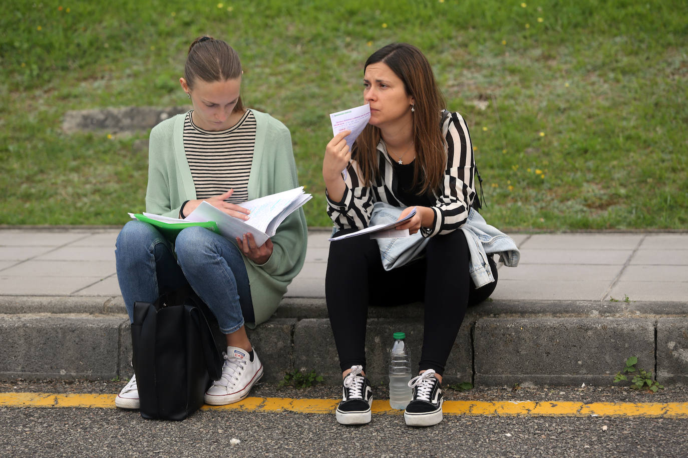 Las oposiciones de Educación ya han arrancado en Asturias, pero lo han hecho con cierto escepticismo entre los más jóvenes. Casi 6.500 personas optan a una de las 398 plazas en el Principado y los profesionales con menos experiencia se muestran desanimados por unos criterios de baremación que priman la interinidad: «Las notas no valen nada», lamentan. 