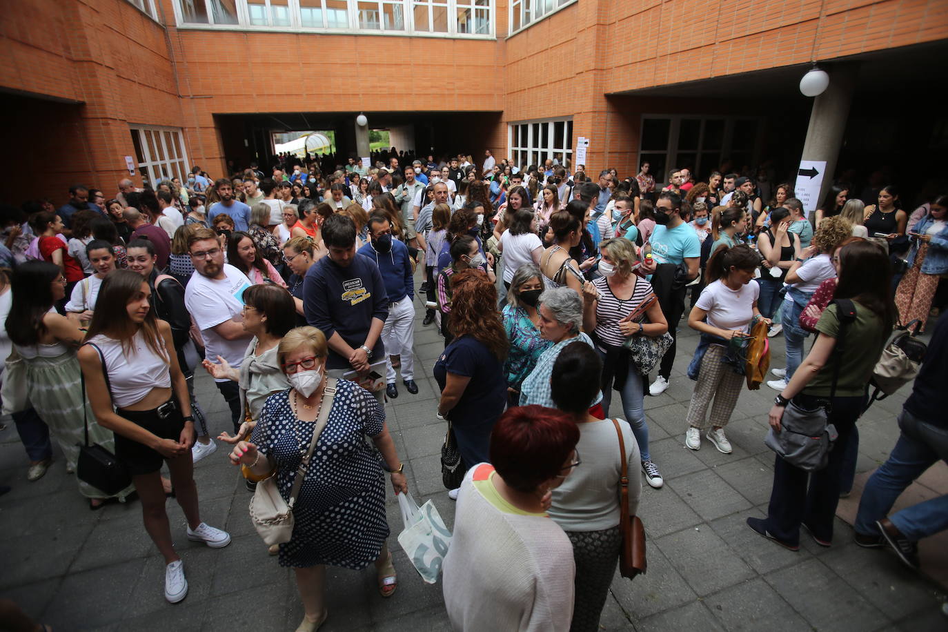 Las oposiciones de Educación ya han arrancado en Asturias, pero lo han hecho con cierto escepticismo entre los más jóvenes. Casi 6.500 personas optan a una de las 398 plazas en el Principado y los profesionales con menos experiencia se muestran desanimados por unos criterios de baremación que priman la interinidad: «Las notas no valen nada», lamentan. 