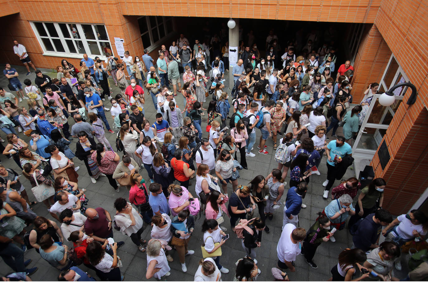 Las oposiciones de Educación ya han arrancado en Asturias, pero lo han hecho con cierto escepticismo entre los más jóvenes. Casi 6.500 personas optan a una de las 398 plazas en el Principado y los profesionales con menos experiencia se muestran desanimados por unos criterios de baremación que priman la interinidad: «Las notas no valen nada», lamentan. 