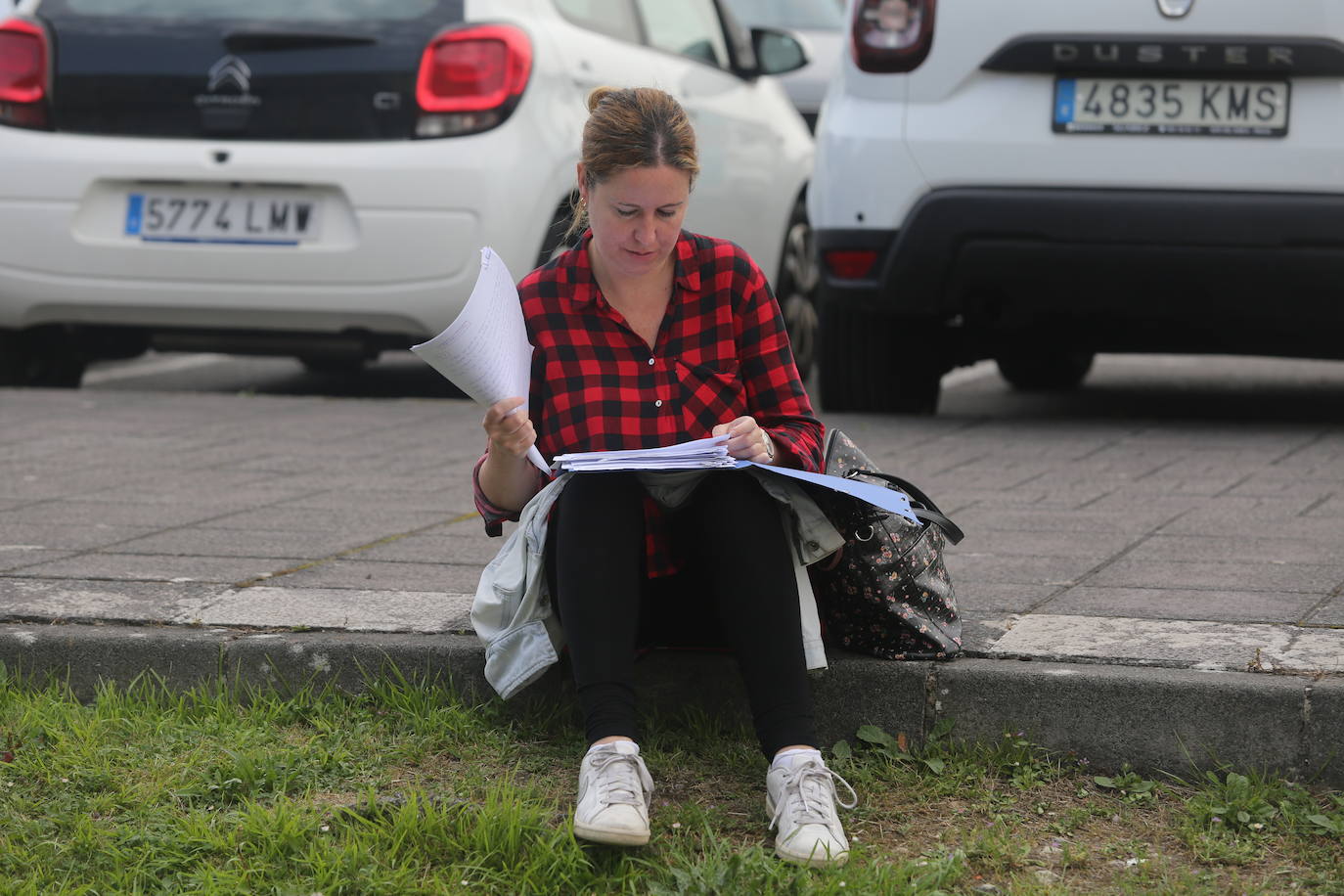 Las oposiciones de Educación ya han arrancado en Asturias, pero lo han hecho con cierto escepticismo entre los más jóvenes. Casi 6.500 personas optan a una de las 398 plazas en el Principado y los profesionales con menos experiencia se muestran desanimados por unos criterios de baremación que priman la interinidad: «Las notas no valen nada», lamentan. 