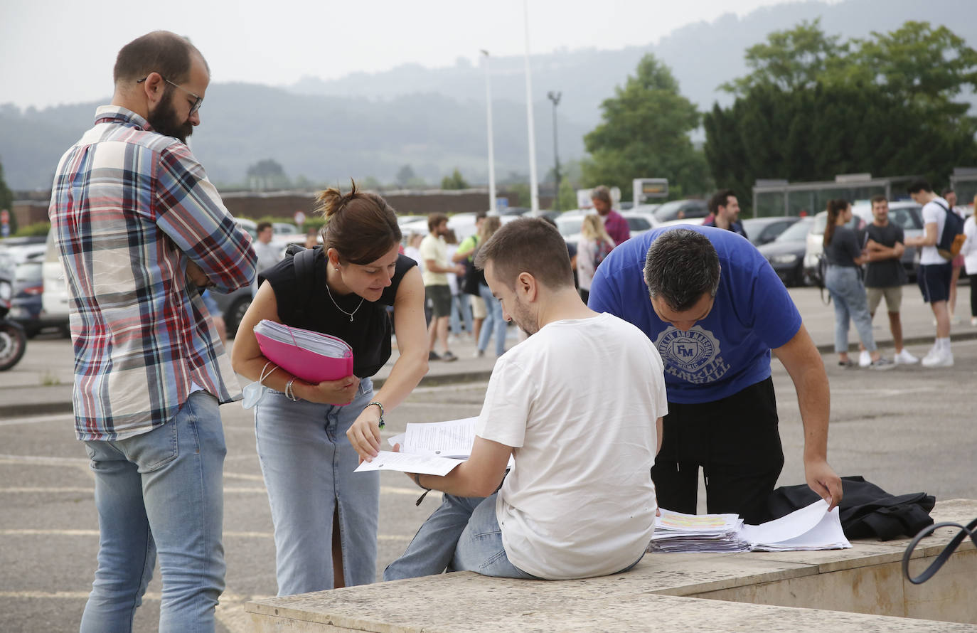 Las oposiciones de Educación ya han arrancado en Asturias, pero lo han hecho con cierto escepticismo entre los más jóvenes. Casi 6.500 personas optan a una de las 398 plazas en el Principado y los profesionales con menos experiencia se muestran desanimados por unos criterios de baremación que priman la interinidad: «Las notas no valen nada», lamentan. 