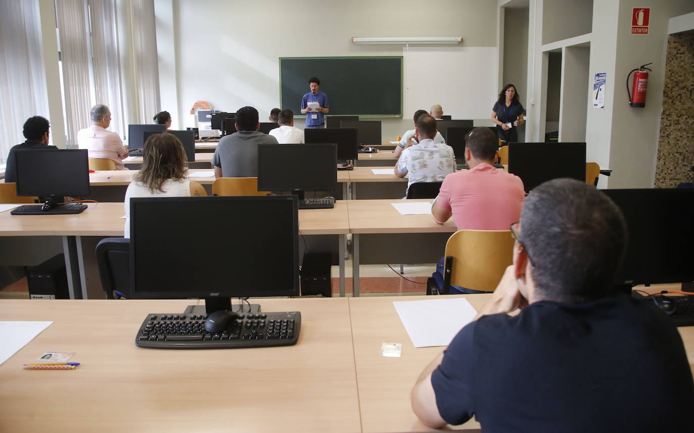 Las oposiciones de Educación ya han arrancado en Asturias, pero lo han hecho con cierto escepticismo entre los más jóvenes. Casi 6.500 personas optan a una de las 398 plazas en el Principado y los profesionales con menos experiencia se muestran desanimados por unos criterios de baremación que priman la interinidad: «Las notas no valen nada», lamentan. 