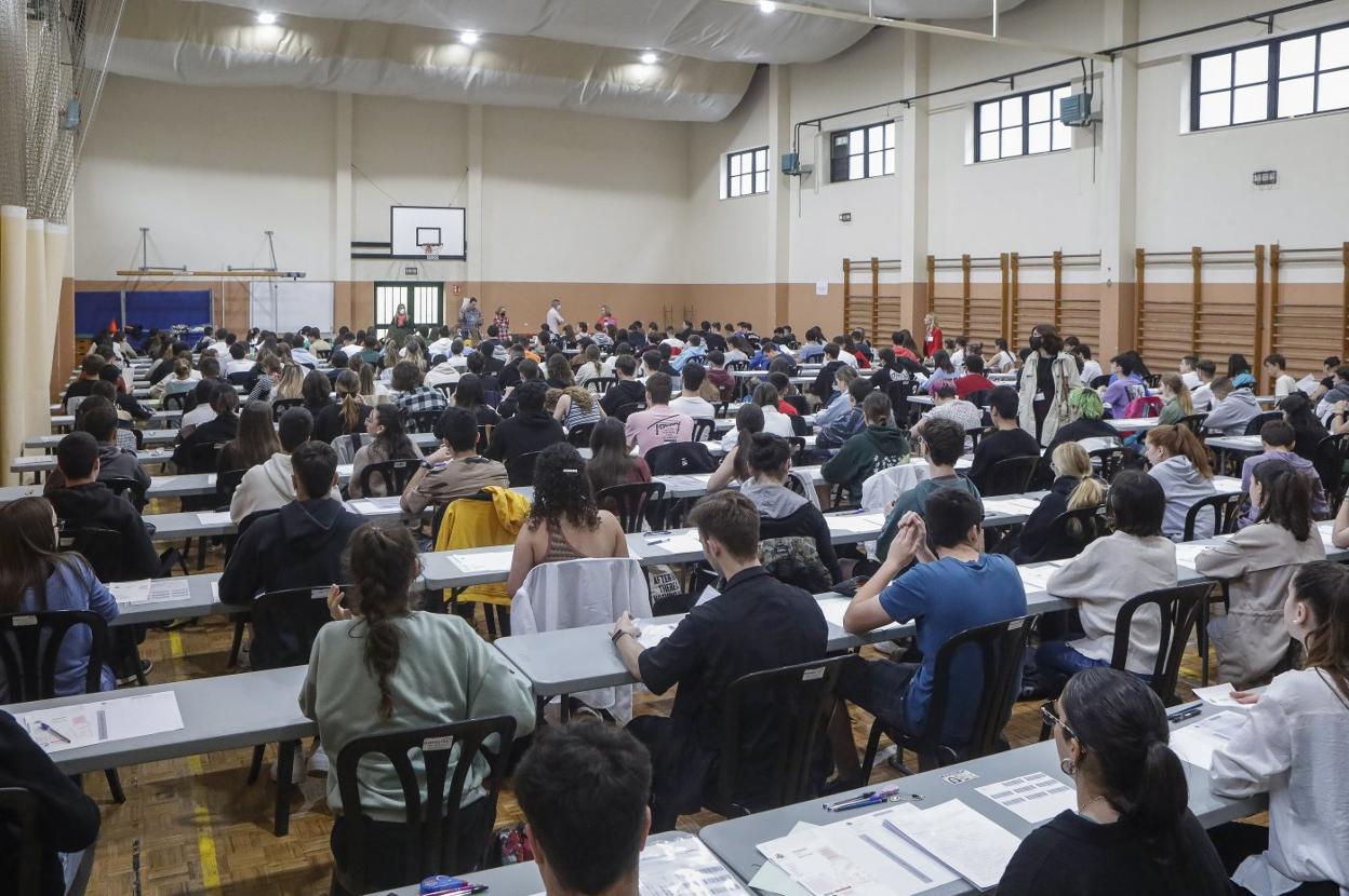 Alumnos realizando la prueba de la EBAU en Avilés la semana pasada. 