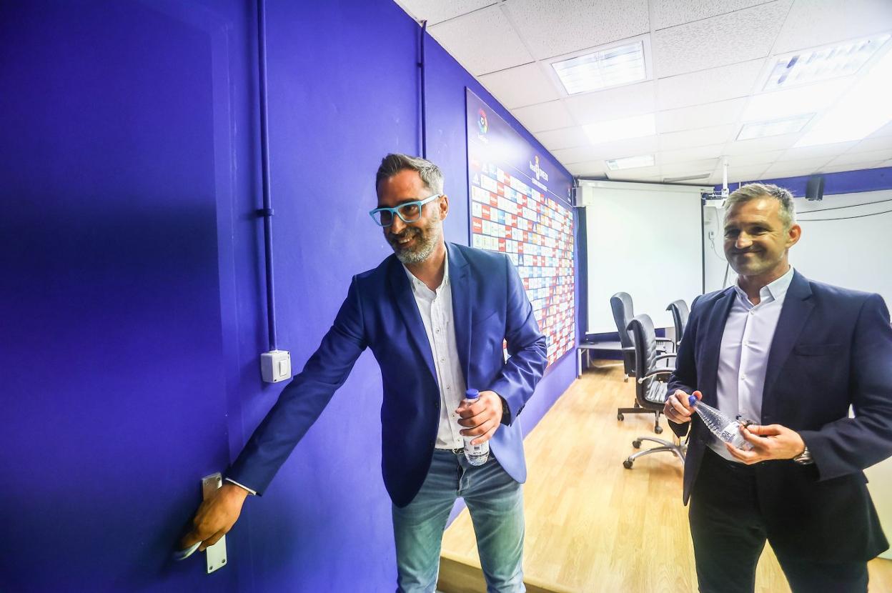 Jon Pérez 'Bolo' y Tito Blanco abandonan la sala de prensa del Carlos Tartiere tras la presentación del entrenador el pasado jueves. 