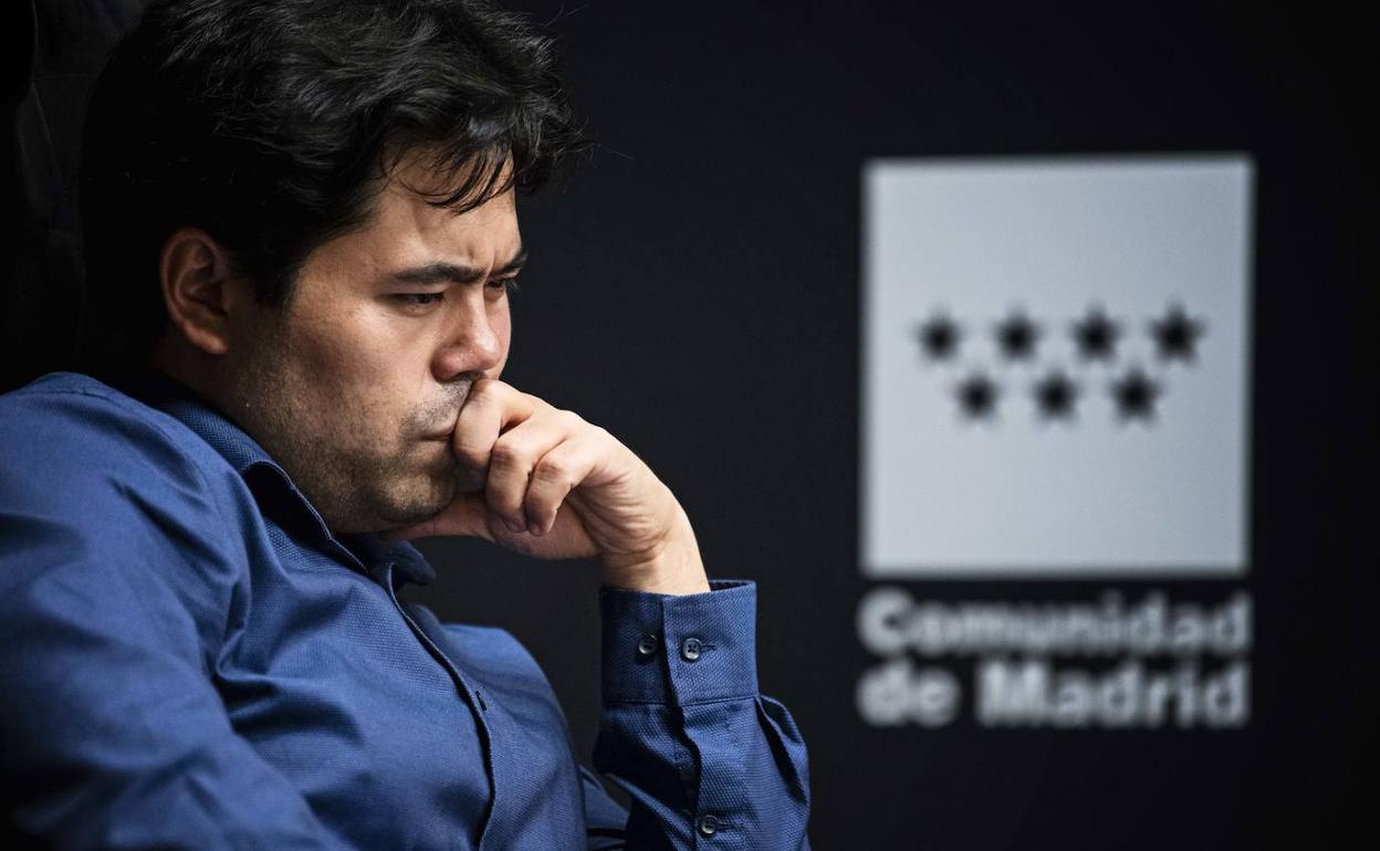 Hikaru Nakamura en plena reflexión.