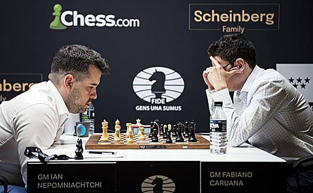 Nepómniachtchi y Caruana durante su enfrentamiento.