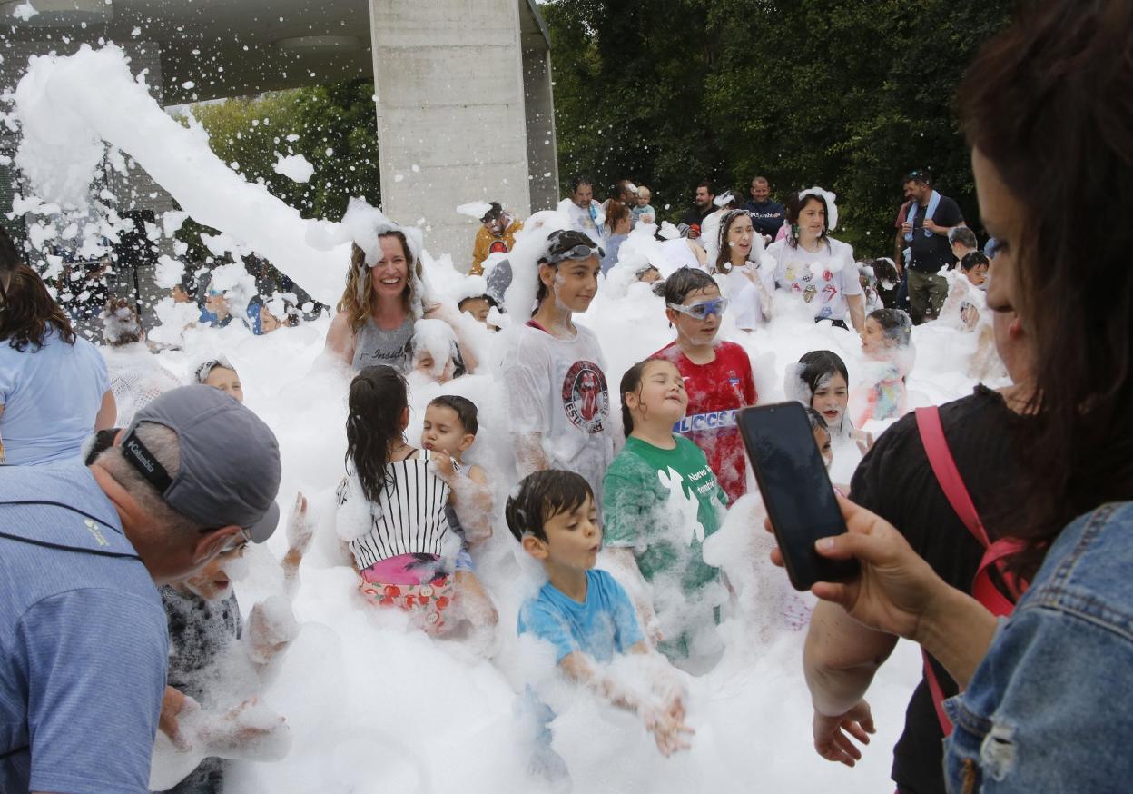 Grandes y mayores se lo pasaron bomba con la espuma, en Nuevo Roces. 