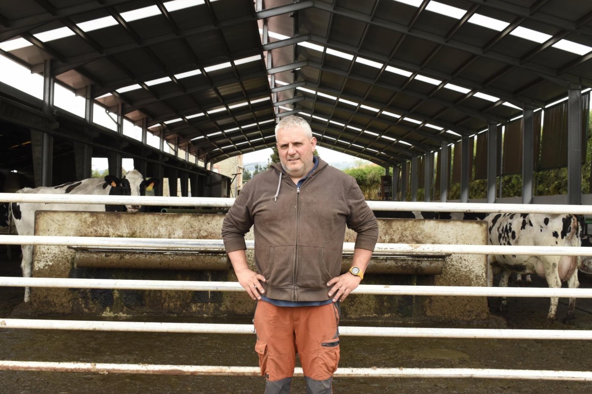 Emilio González, ante la más moderna de sus naves, con un sistema especial de aireación por la construcción especial de su techo. 