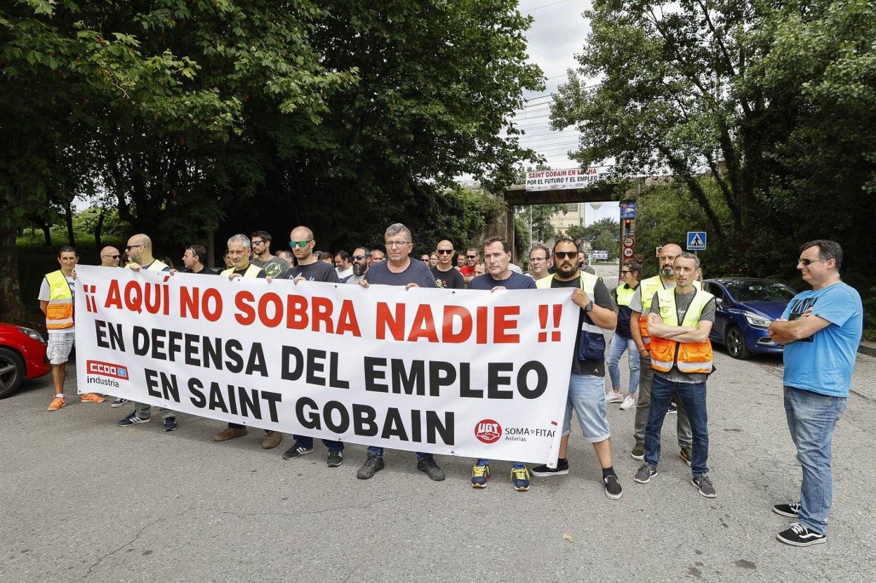 En el cambio de turno de las dos de la tarde se produjo una de las mayores concentraciones del día de trabajadores de Saint-Gobain en Avilés. 