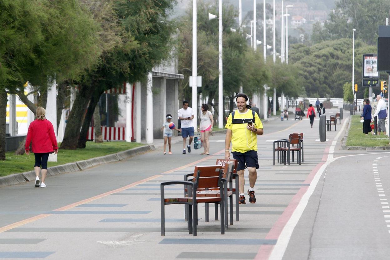 Ciudadanos disfrutando del 'cascayu', el último día que estuvo abierto. Hoy comienza su desmantelamiento. 