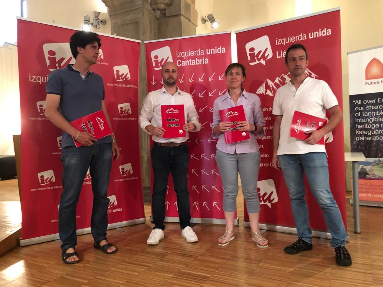 Juan Gascón, Israel Salmón, Pilar González y Ovidio Zapico, en Potes. 