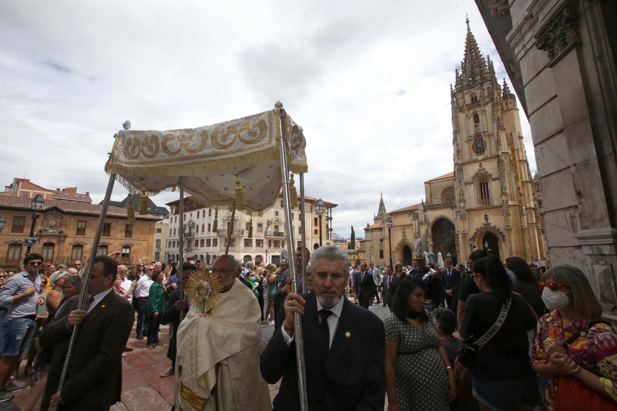 Sanz Montes, con el Santísimo, bajo palio, con la Catedral al fondo. 