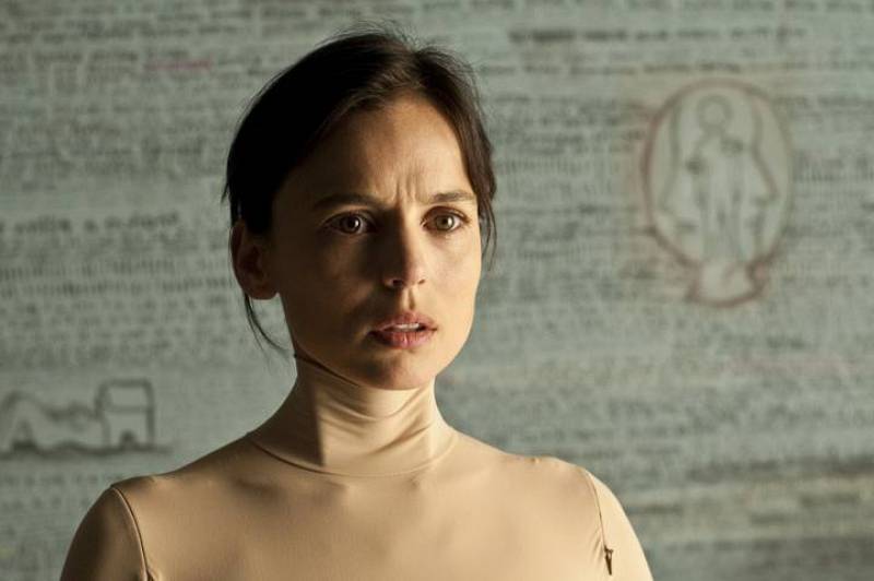 Elena Anaya también cumplirá años.