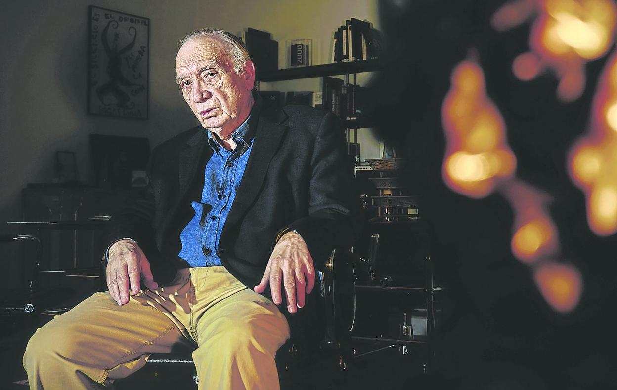 Fernando Méndez-Leite en su despacho de la Academia de Cine. 