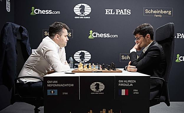 Ian Nepómniachtchi frente a Alireza Firouzja. 