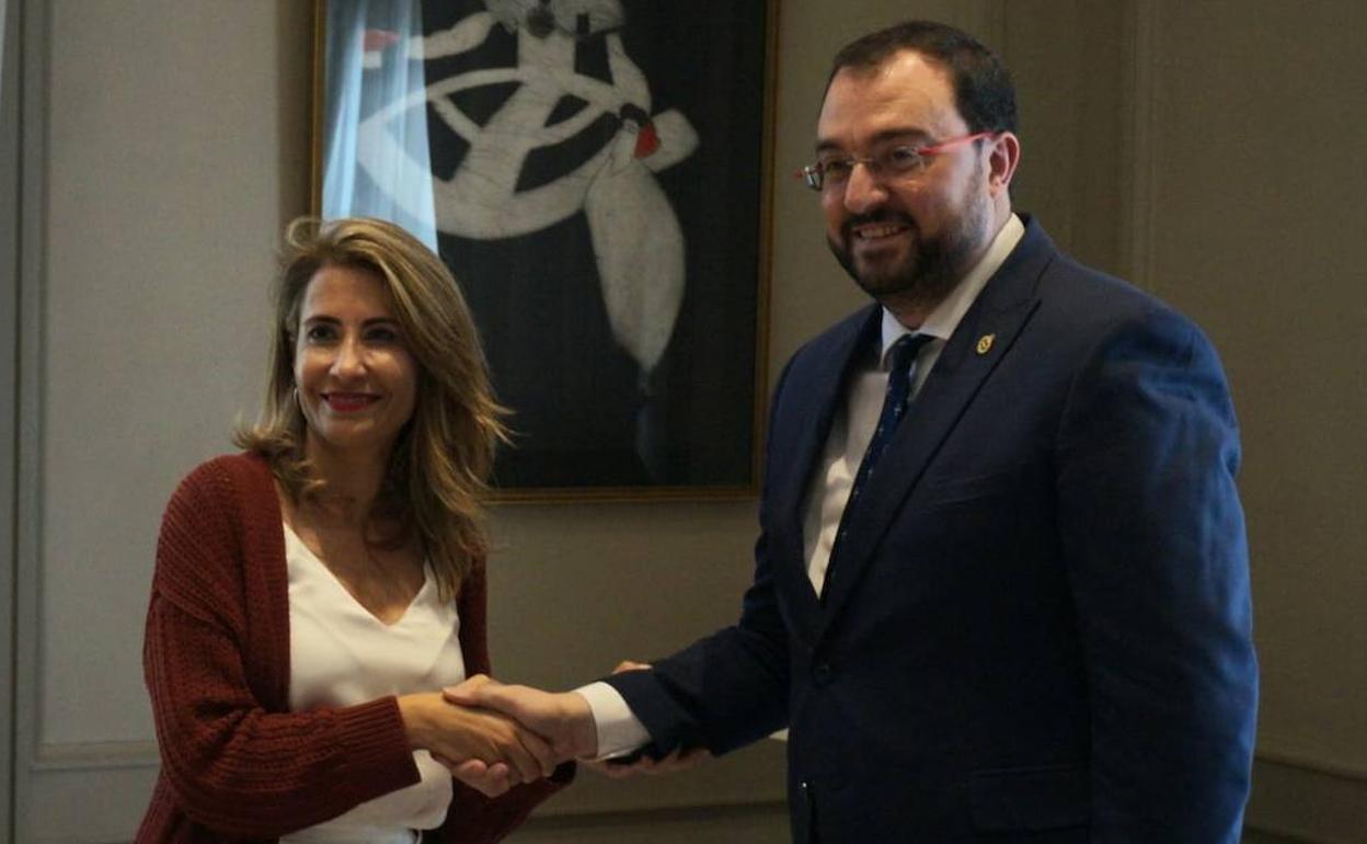 La ministra de Transportes, Movilidad y Agenda Urbana, Raquel Sánchez, y el presidente del Principado, Adrián Barbón 