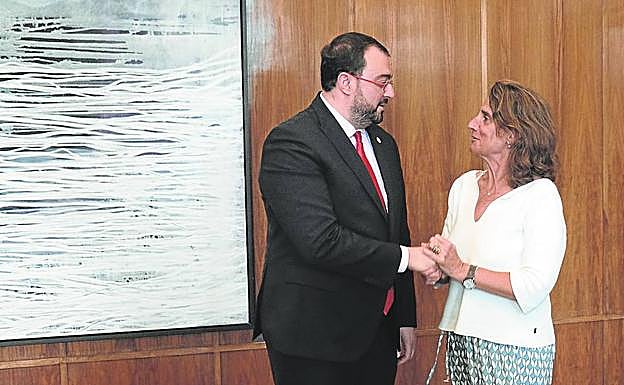 La ministra de Transición Energética, con Barbón, antes del encuentro. 
