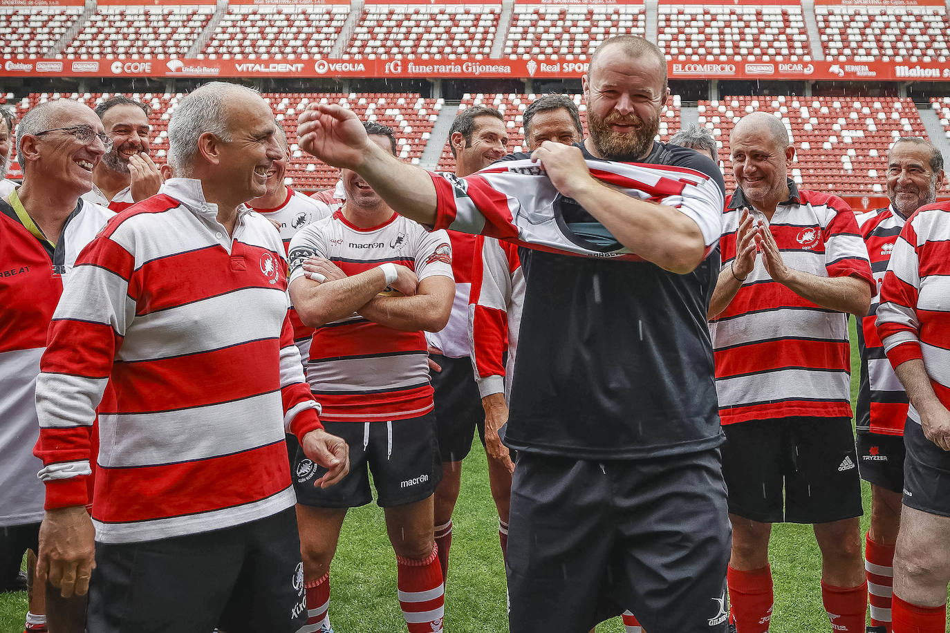 El mítico equipo, que el sábado se enfrenta a España, disputó en El Molinón un amistoso con veteranos de la extinta sección del club gijonés