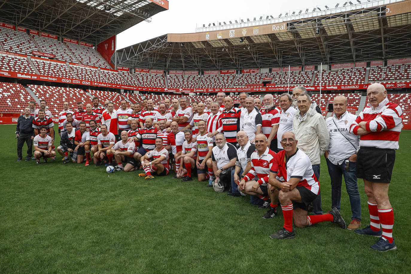 El mítico equipo, que el sábado se enfrenta a España, disputó en El Molinón un amistoso con veteranos de la extinta sección del club gijonés