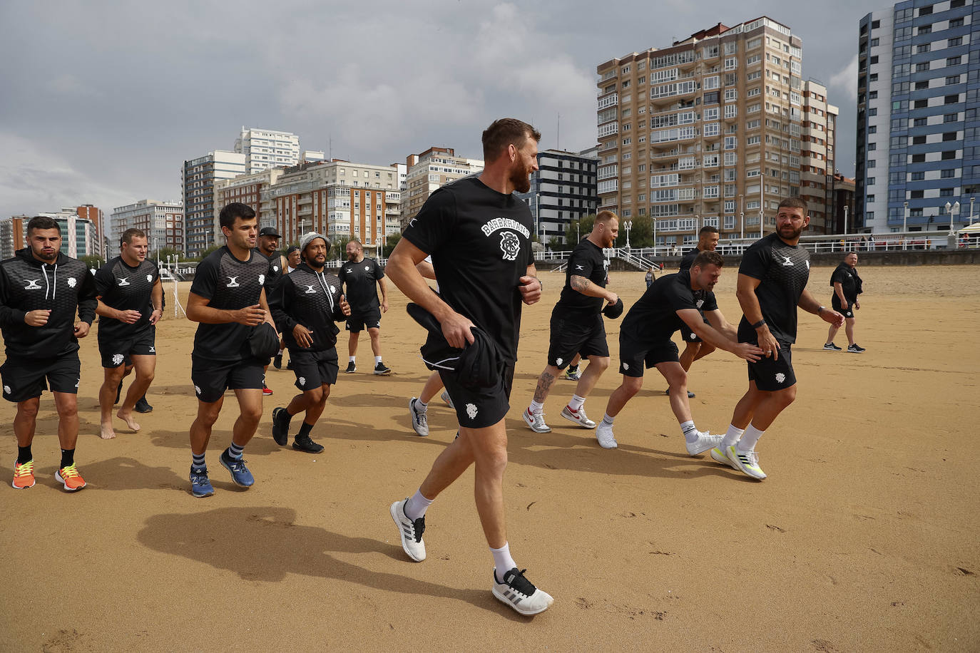 El mítico equipo, que el sábado se enfrenta a España, disputó en El Molinón un amistoso con veteranos de la extinta sección del club gijonés