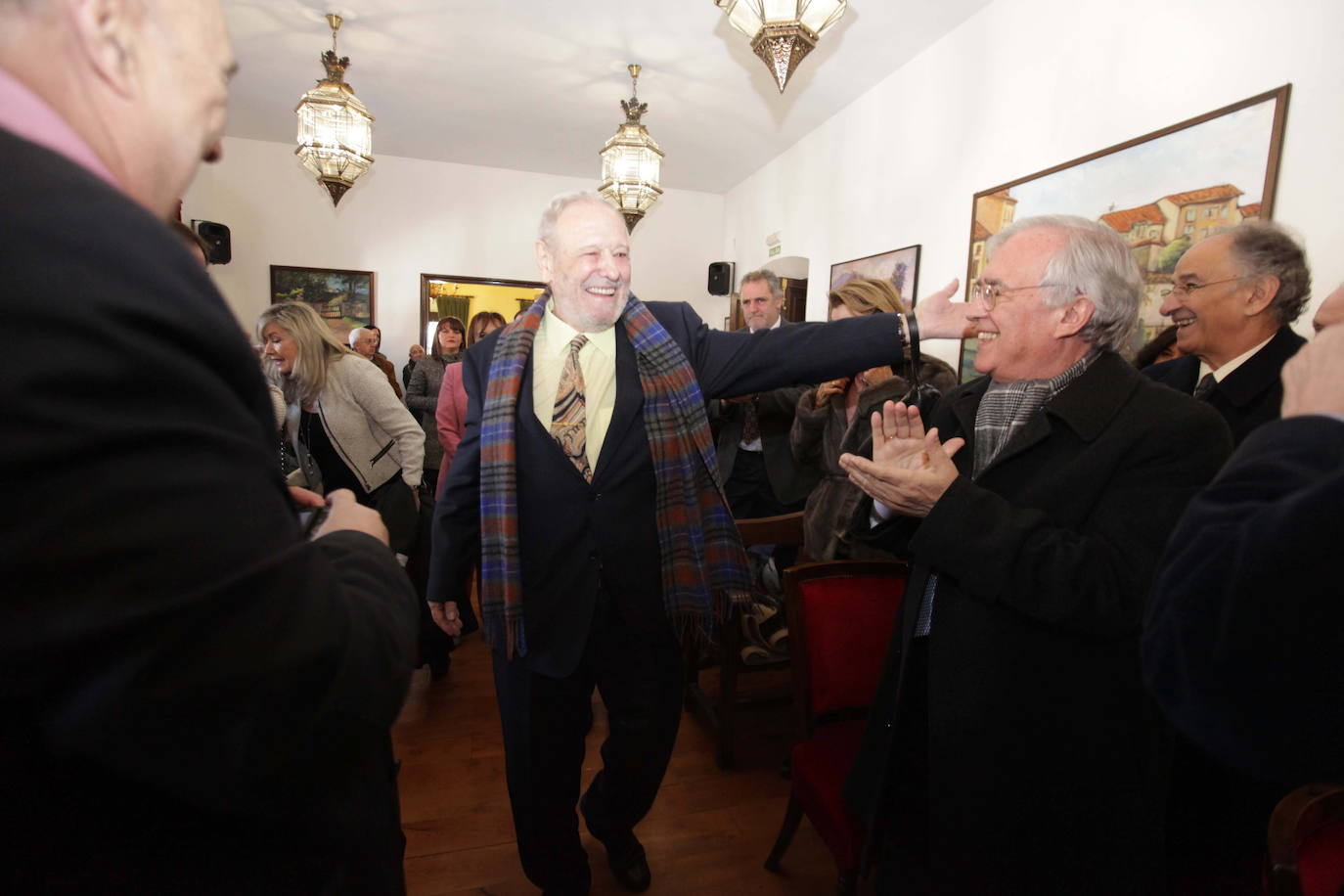 En el Ayuntamiento de Pravia, recibiendo la distinción de Hijo Predilecto de la localidad en 2015.