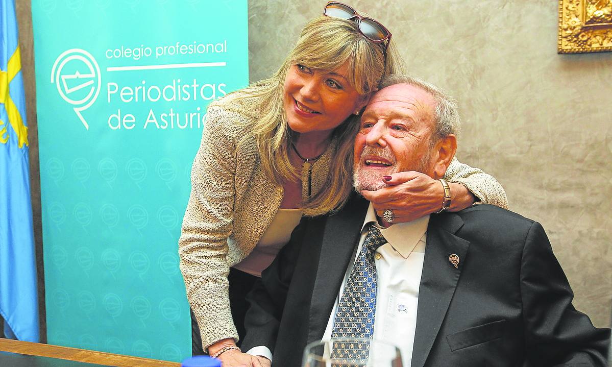 Con su mujer, Julia Mesonero, al recoger el reconocimiento del Colegio de Periodistas de Asturias.