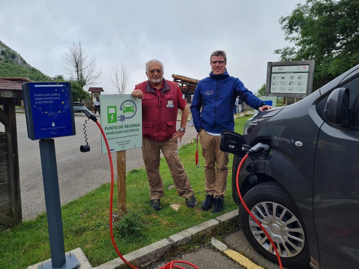 Rodrigo Suárez Robledano y Alberto González, en el punto de recarga.