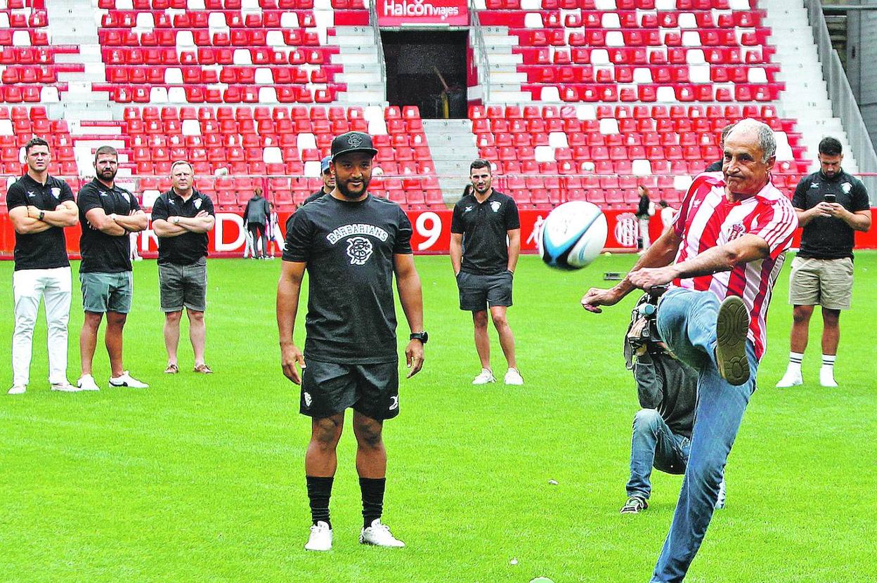 Joaquín prueba a patear un balón de rugby ante la mirada de los jugadores de los Barbarians. 