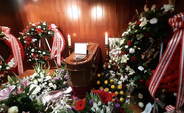 La capilla ardiente de Fernando Fueyo con coronas del Sporting en honor a quien fuera su capellán.