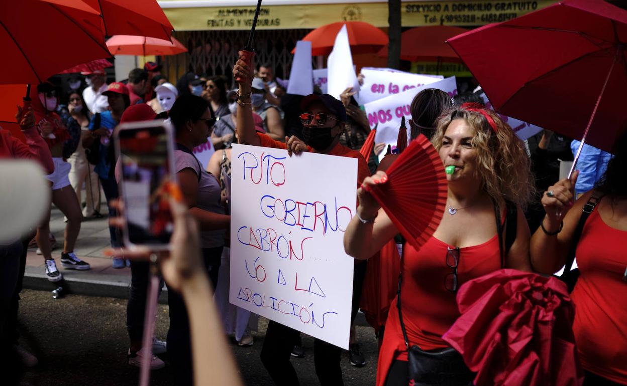 Manifestantes contra la abolición de la prostitución, en Madrid.