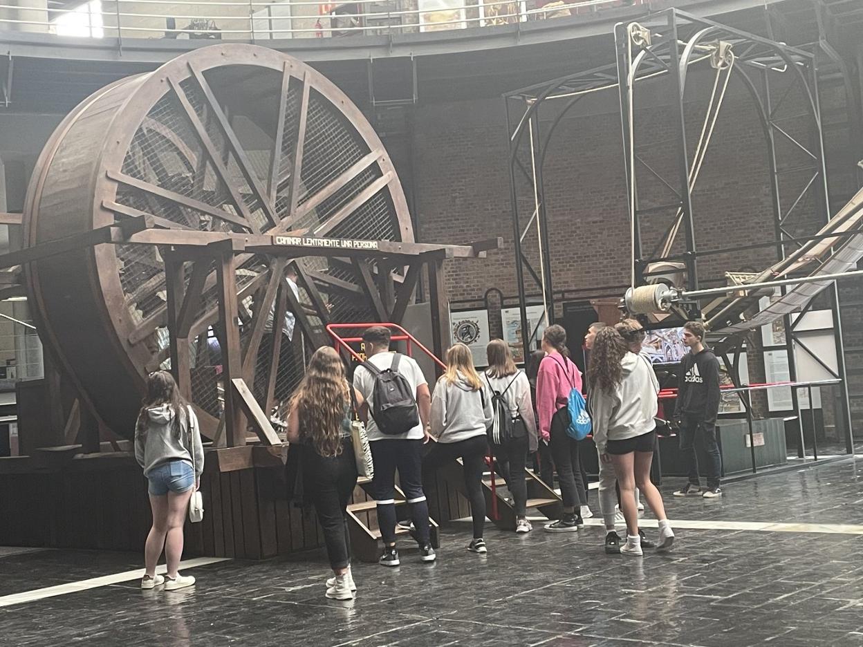 Alumnos granadinos en el Museo de la Minería y la Industria. 
