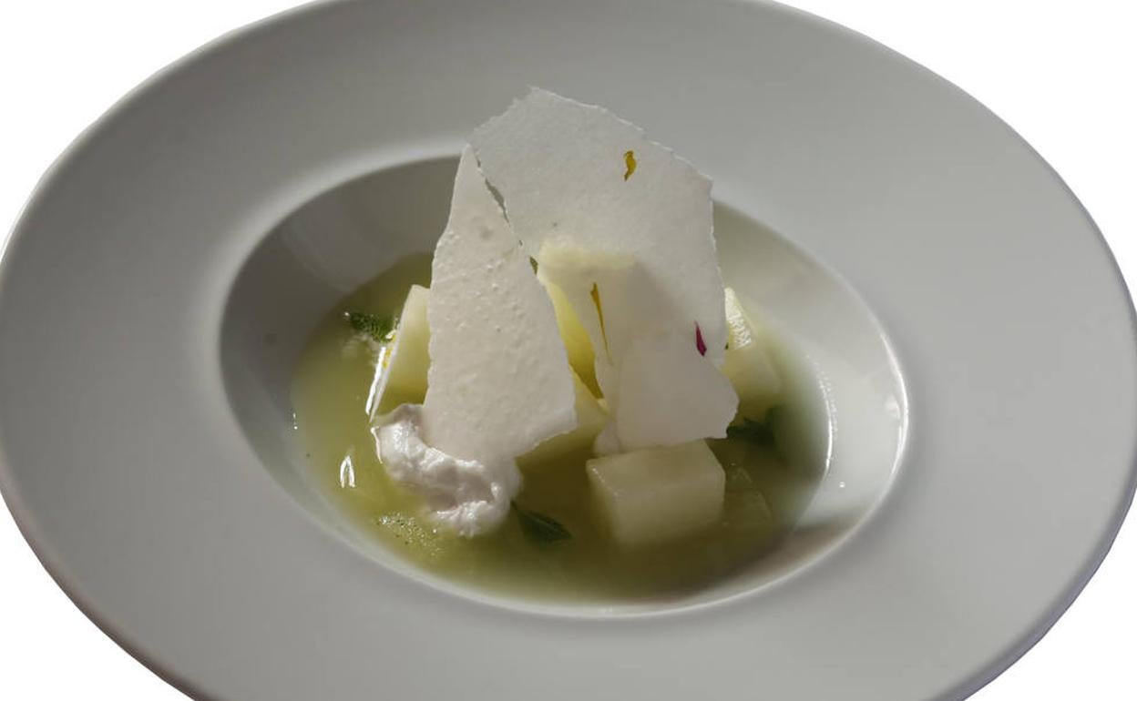 Sopa fría de melón a la menta, melón en caipiriña, helado de coco y crujiente de flores