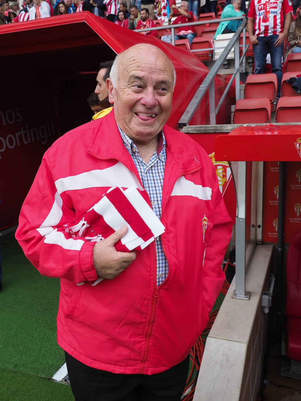 El histórico capellán del Sporting y párroco jubilado de El Coto fallece a los 85 años dejando huérfanos a un equipo, un barrio y una ciudad de su pasión futbolera, fervor religioso e infatigable sorna.