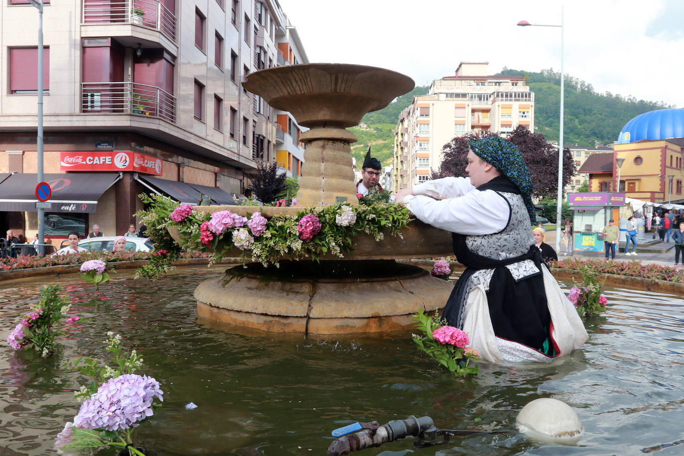 Fotos: Espectacular hoguera de San Juan en Mieres