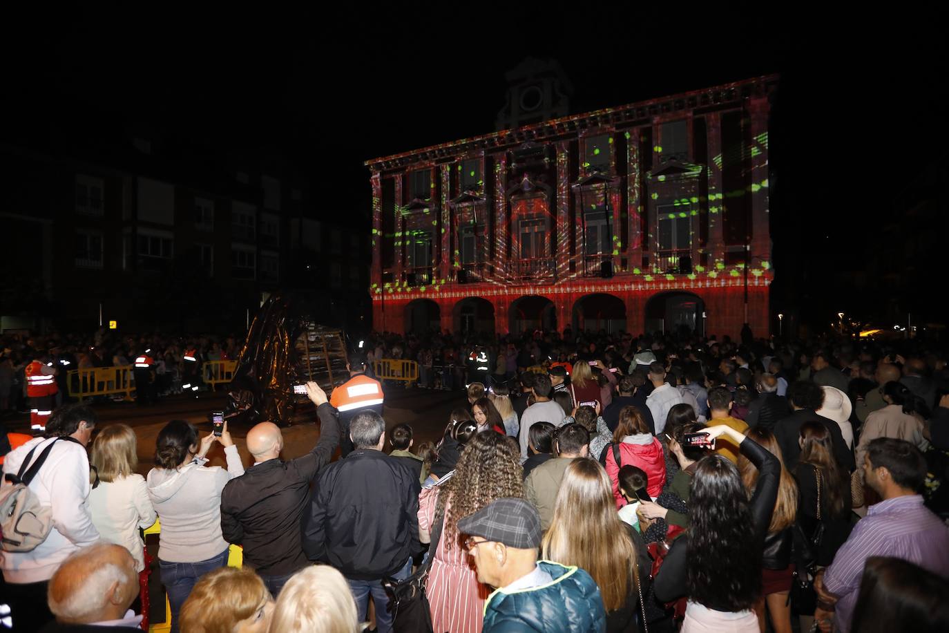 Fotos: Espectacular hoguera de San Juan en Mieres